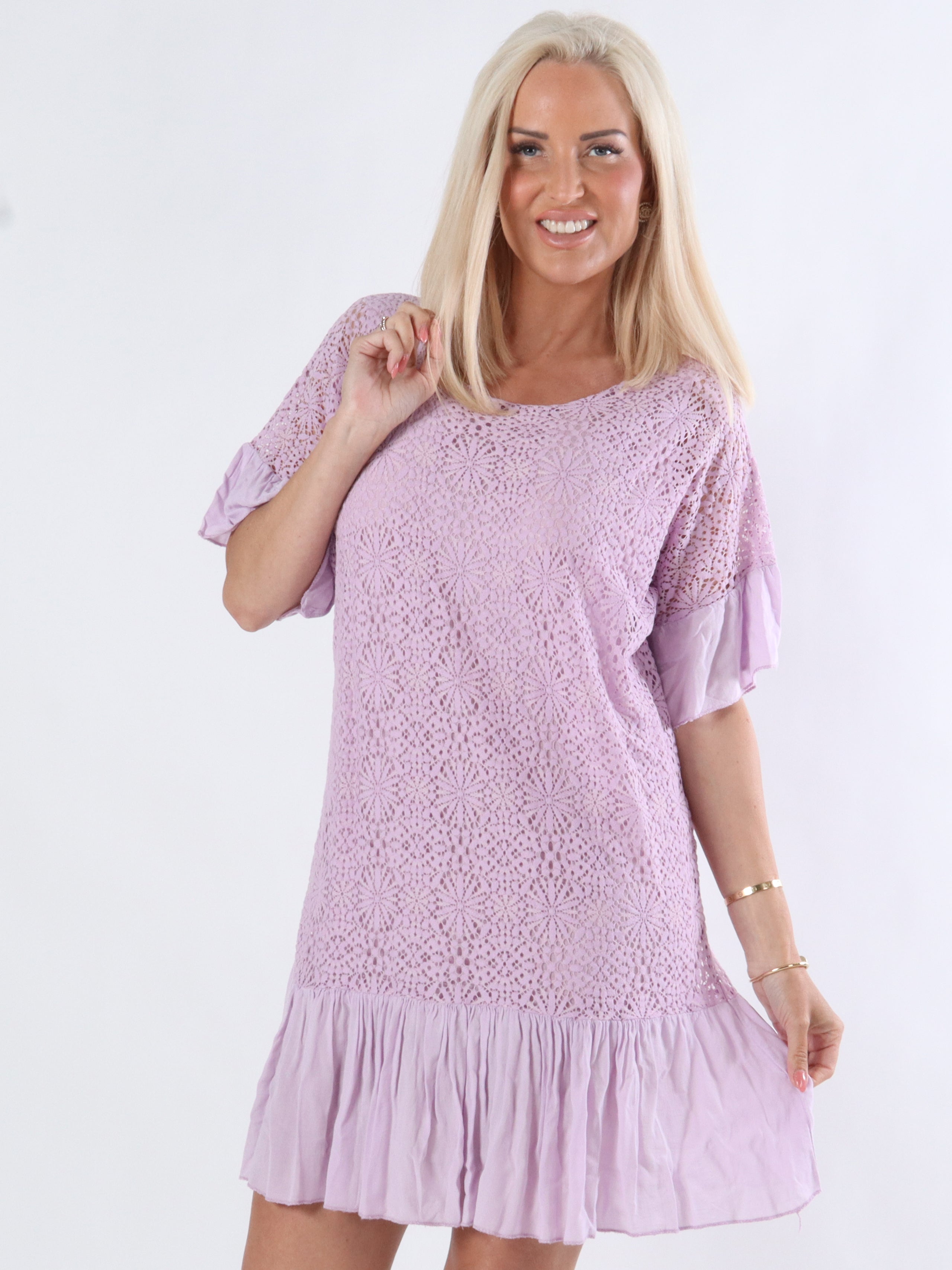 Lilly - Klänning med spets och söta tofsar